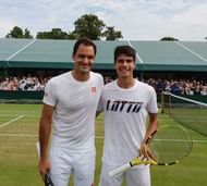 Carlos Alcaraz (L) and Roger Federer